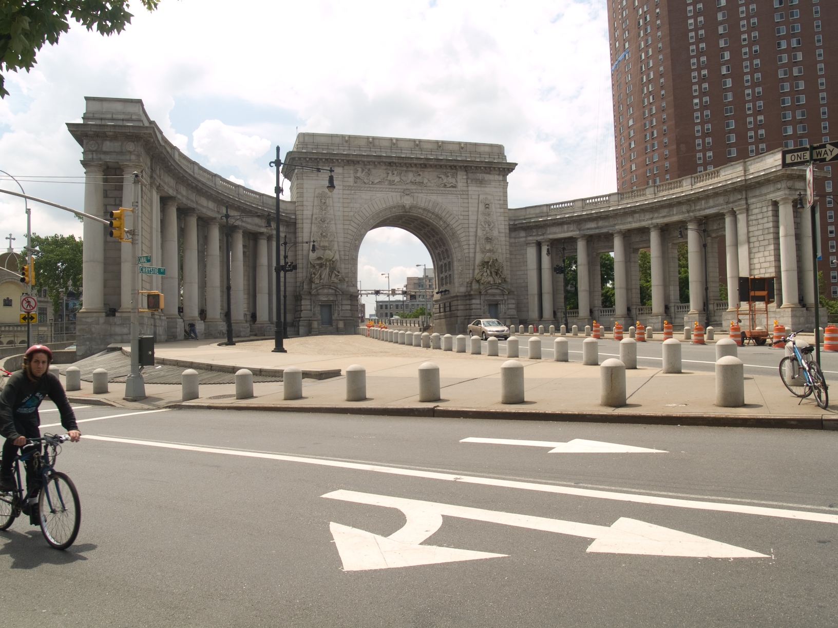 entrance to manhattan from brooklyn bridge