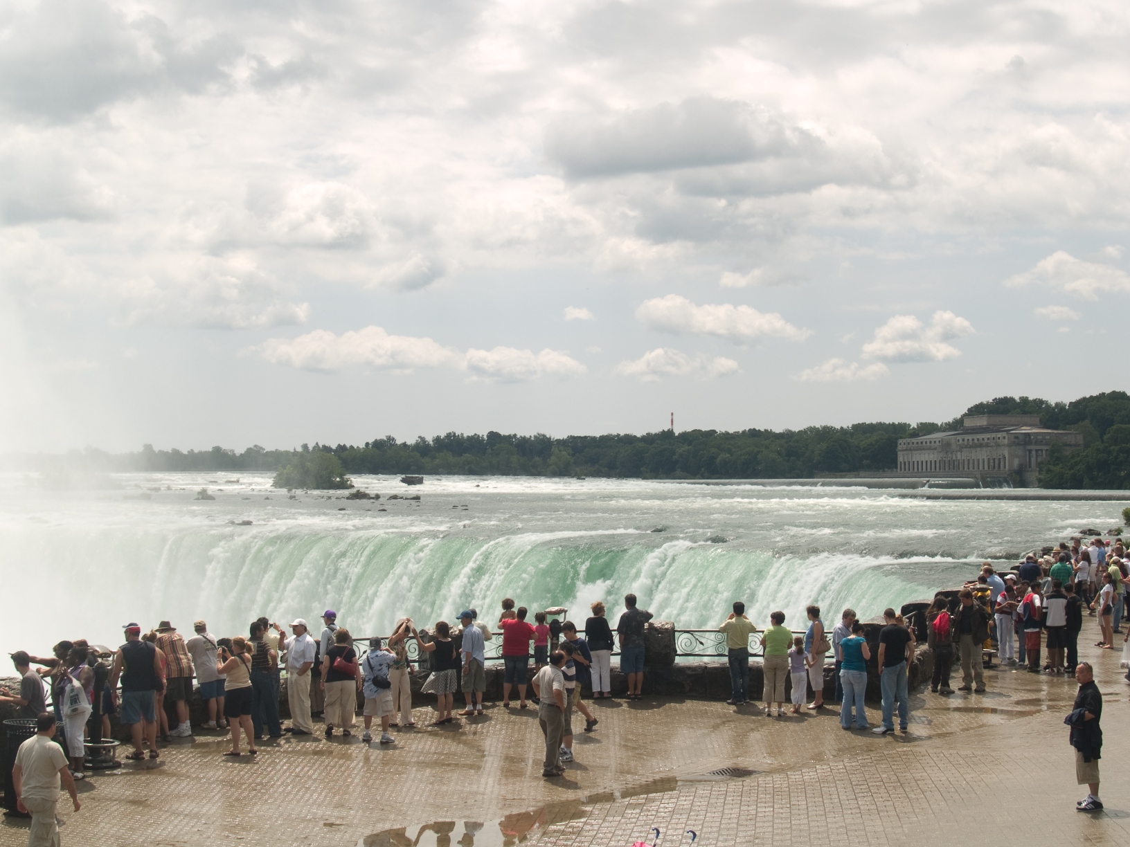 observation deck next to the horshshoe falls